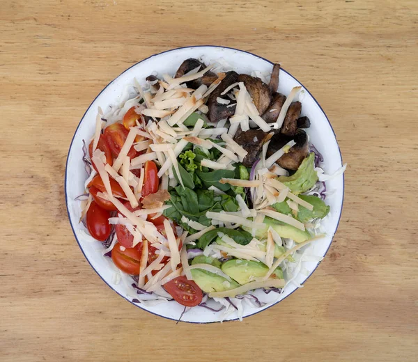 Draufsicht Auf Einen Gesunden Salat Mit Kirschtomaten Pilzen Avocado Spinat — Stockfoto