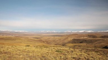 Sonbaharda kırsal alan. Sarı çayırları, altın vadileri ve dağları dolaşarak.