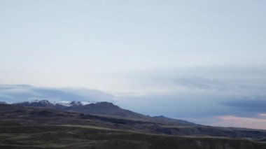 Volkanik manzara. Karanlık çöktüğünde And Dağları 'nı ve sarı otlakları dolaşmak. 