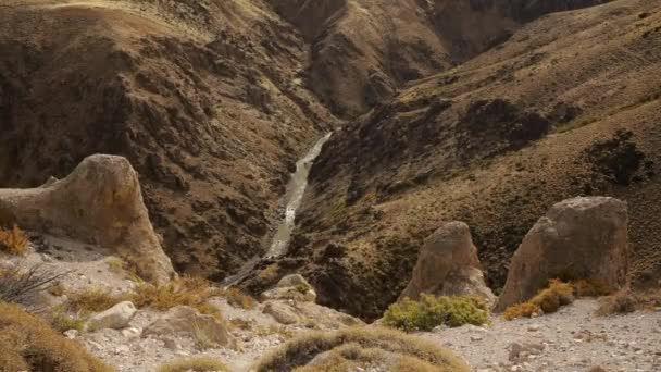 Засушливая Местность Высоко Горах Вид Скалистые Скалы Реку Протекающую Через — стоковое видео
