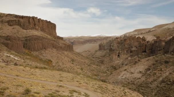 Панно Брудної Дороги Через Посушливу Пустелю Скелі Гори — стокове відео