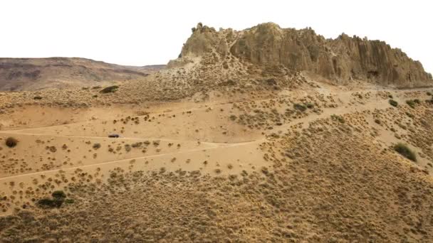 沿着沙漠旅行 看到一辆四轮驱动的卡车沿着沙漠土路驶入干旱的山区 — 图库视频影像