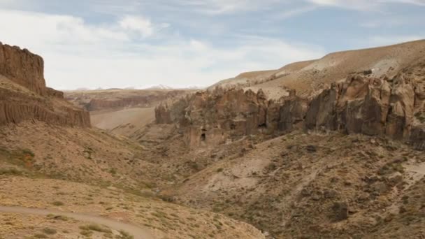Panorámica Del Camino Tierra Través Del Árido Desierto Acantilados Montañas — Vídeo de stock
