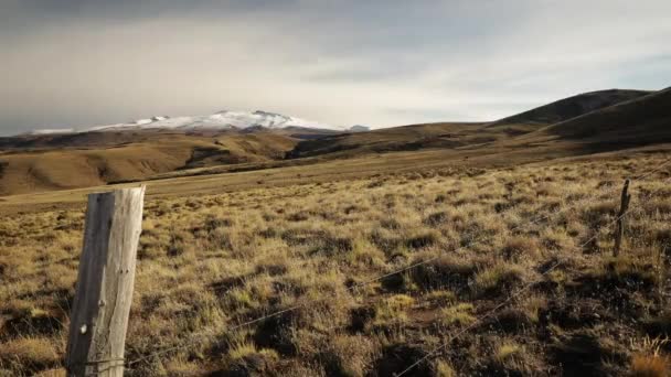 Landelijk Landschap Herfst Panoramisch Uitzicht Omheining Die Het Gele Grasland — Stockvideo