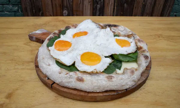 Vista Superior Uma Pizza Com Queijo Mussarela Espinafre Ovos Fritos — Fotografia de Stock