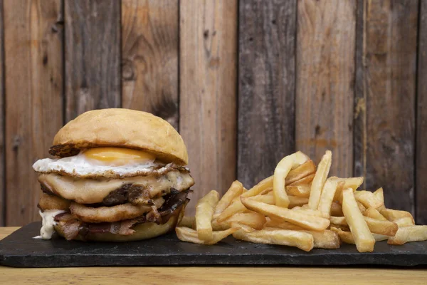 Hambúrguer Multicamada Com Carne Grelhada Queijo Provolone Anéis Cebola Bacon — Fotografia de Stock