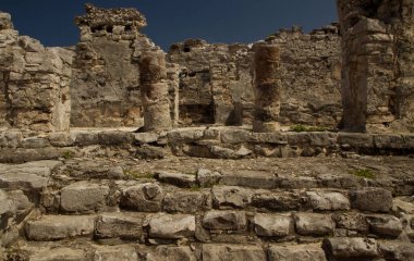 Arkeolojik alan. Maya mimarisi. Tulum, Meksika 'da kutsal Maya taş kalıntıları.