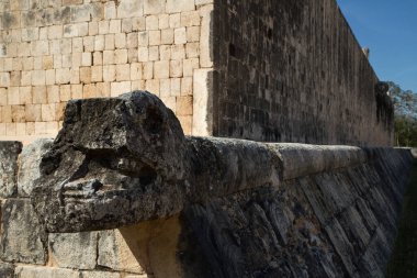 Turizm ve Tarih. Antik Maya kültürü ve medeniyeti. Meksika 'daki Maya şehri Chichen Itza' daki büyük top sahasında bir Jaguar heykelinin yakın çekimi.. 
