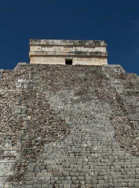 Seyahat et. Antik Maya medeniyeti ve mimarisi. Chichen Itza 'lı Kukulkan, Meksika' nın Yucatan kentindeki Mayalı taş piramit tapınağının tepesine yakın..