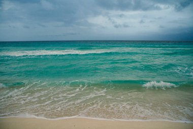 Cennet. Rüya deniz manzarası. Turkuaz renkli deniz manzarası, okyanus dalgaları ve beyaz kum.. 