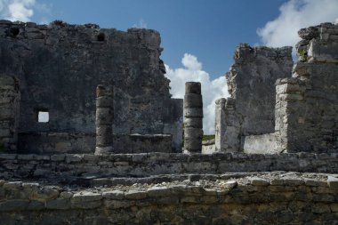 Miras. Kültür ve mimarlık. Maya medeniyeti. Tulum, Meksika 'da kutsal Maya taş kalıntıları.