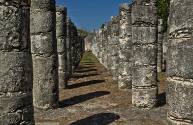 Maya antik şehir kalıntıları. Chichen Itza Arkeoloji Bölgesi, Yucatan, Meksika 'daki Savaşçılar Tapınağı' ndaki sütunlar..