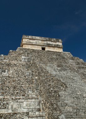 Seyahat et. Antik Maya medeniyeti ve mimarisi. Chichen Itza 'lı Kukulkan, Meksika' nın Yucatan kentindeki Mayalı taş piramit tapınağının tepesine yakın..