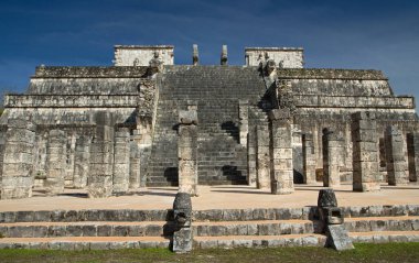 Mimarlık. Maya antik şehir kalıntıları. Chichen Itza 'daki Savaşçılar Tapınağı arkeoloji alanı, Yucatan, Meksika.