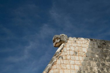Turizm ve Tarih. Antik Maya kültürü ve medeniyeti. Jaguar heykeli, Meksika 'daki Maya şehri Chichen Itza' daki büyük top sahasında..