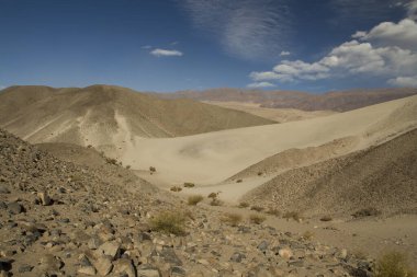 Çöl manzarası. Saujil, Catamarca, Arjantin 'deki sihirli kum tepelerinin panorama manzarası. 
