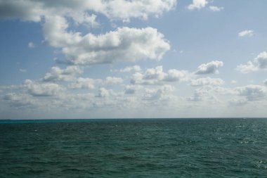 Deniz Burnu. Turkuaz renkli okyanus, deniz dalgaları ve Karayipler 'deki ufuk manzarası.