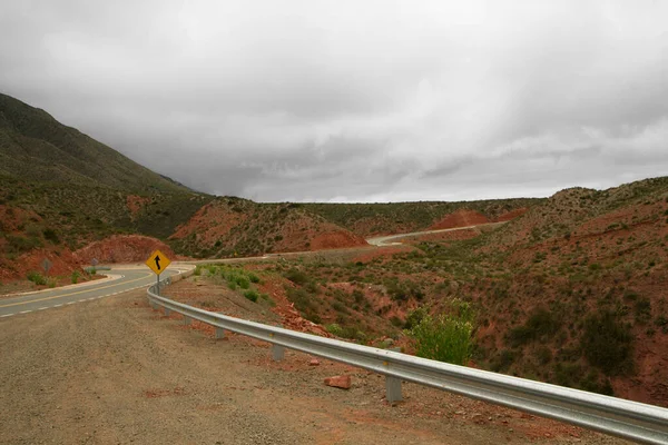 空旷的柏油路穿过红岩悬崖和群山 沿着阿根廷拉里奥哈的米兰达斜坡公路旅行 — 图库照片