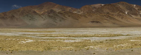 And Dağları sıradağları. Kahverengi dağların panorama manzarası, sarı çimenler ve vadi, derin mavi gökyüzünün altında.. 