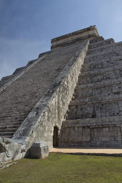 世界七大奇迹古代玛雅文明和建筑 Chichn Itza的Kukulkan神庙的封闭 墨西哥尤卡坦的玛雅石塔遗址 — 图库照片