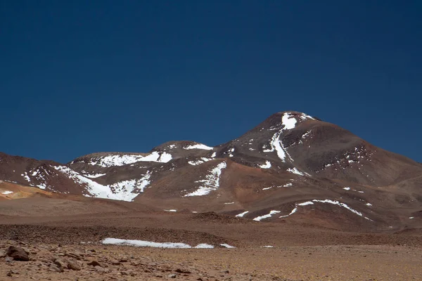 高山の風景 アンデス山脈で高い 深い青い空の下で乾燥した茶色の山々と砂漠の美しい景色 — ストック写真
