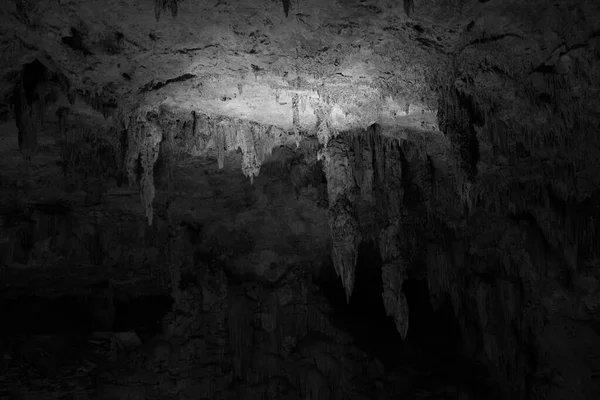 黑色和白色的自然纹理 地质学 在黑暗洞穴中岩石表面和钟乳石的闭合 — 图库照片