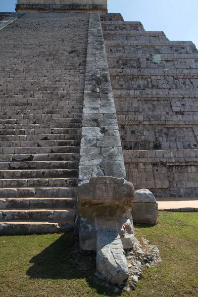 世界七大奇迹古代玛雅文明和建筑 墨西哥尤卡坦市Chichen Itza玛雅人金字塔遗址楼梯古库尔坎神庙的封闭 — 图库照片