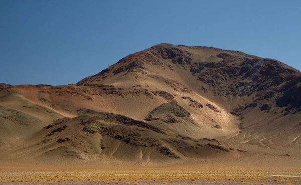 安第斯山脉 蓝天下干旱的沙漠 岩石和砂岩山 — 图库照片