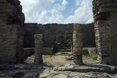 Kültür ve mimarlık. Maya medeniyeti. Tulum, Meksika 'da kutsal Maya taş kalıntıları.