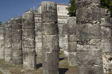 Antik Maya şehri harabeleri. Chichen Itza 'daki Savaşçılar Tapınağı' ndaki taş sütunlar arkeolojik bölge, Yucatan, Meksika.