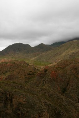 And Dağları 'nın tepesinde. Arjantin, La Rioja 'daki Miranda yamacındaki kırmızı ve yeşil tepelerin güzel manzarası.