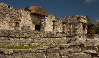 Antik medeniyet mimarisi. Tulum, Meksika 'da kutsal Maya taş kalıntıları.