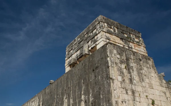 古代玛雅文化和城市废墟 墨西哥Chichen Itza玛雅人城市大球场石头建筑结构的封闭 — 图库照片