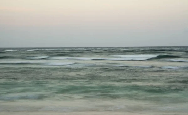 Langzeitbelichtung Künstlerischer Blick Auf Die Türkisfarbenen Meereswellen Bei Sonnenuntergang Unscharfe — Stockfoto