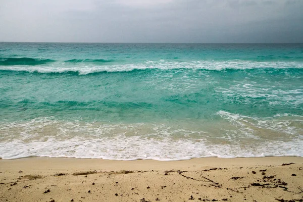 Spiaggia Caraibica Vuota Con Acqua Color Turchese Una Giornata Tempestosa — Foto Stock