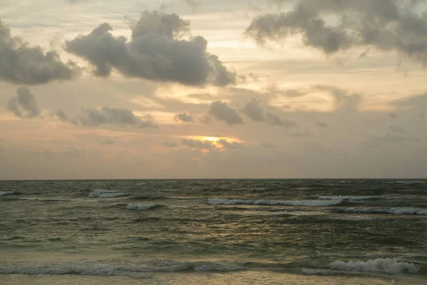 Raj Fale Morskie Oceaniczne Wschodzie Słońca Daybreak Pomarańczowe Różowe Kolory — Zdjęcie stockowe