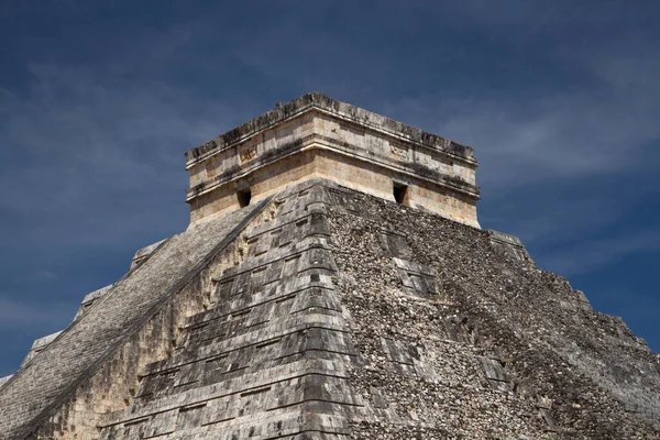 玛雅古代文明和建筑 墨西哥尤卡坦市Chichen Itza废墟Kukulkan玛雅人金字塔庙宇顶部的封盖 — 图库照片