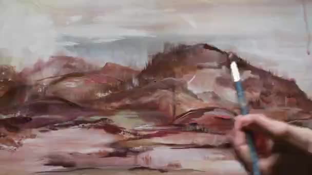 艺术和艺术品 创造力 在艺术工作室拍摄的一个高加索妇女画家的头像 描绘山岗粉红调色板的现代绘画 — 图库视频影像