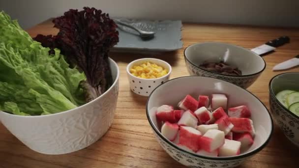 Kulinarisch Frische Und Gesunde Mediterrane Salatzutaten Bereit Zum Kochen Schüsseln — Stockvideo