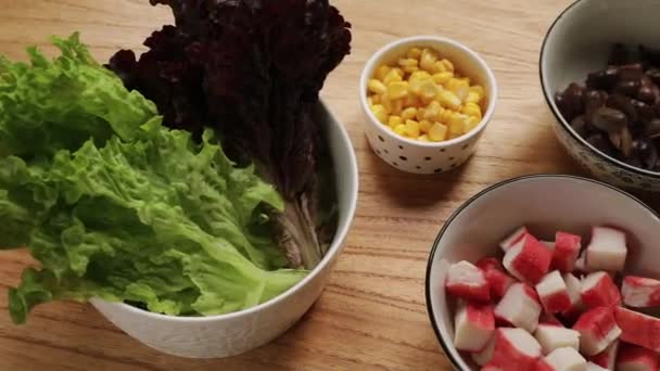 Kulinarisch Frische Und Gesunde Mediterrane Salatzutaten Schüsseln Und Tellern Bereit — Stockvideo