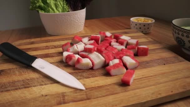 Salata Yapıyorum Ahşap Kesme Tahtasındaki Mutfak Bıçağı Doğranmış Yengeç Çubukları — Stok video