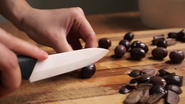 Mutfak Akdeniz Malzemeleriyle Yemek Pişirmek Mutfak Masasında Bıçakla Siyah Zeytinleri — Stok video