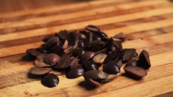Mutfak Akdeniz Aromalı Tahta Kesme Tahtasının Üzerinde Dilimlenmiş Siyah Zeytinlerin — Stok video