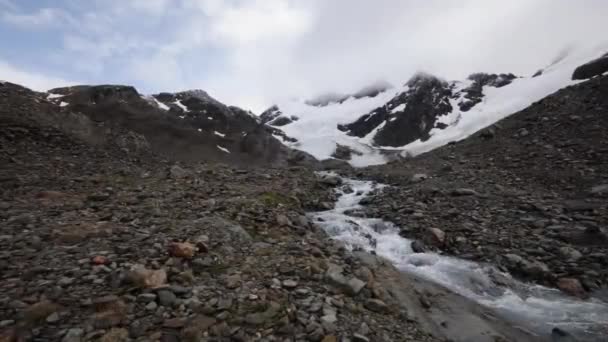 Paysage Alpin Cours Eau Glaciaire Coulant Long Montagne Rocheuse Plan — Video