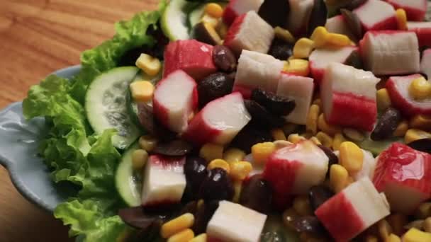 烹饪风格 健康食品和营养 用玉米粒 黑橄榄和螃蟹棒吃新鲜的美味沙拉 — 图库视频影像