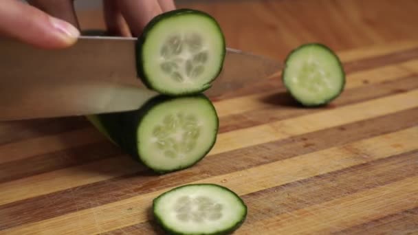 在厨房里烹调新鲜健康的配料 女厨师用手用菜刀切黄瓜的滑动照片 — 图库视频影像