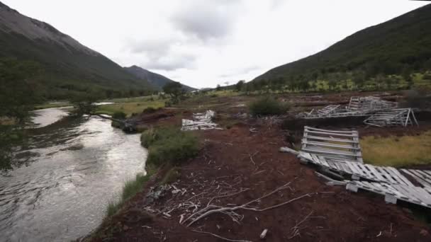 Вид Ручей Протекающий Через Долину Заброшенный Торфяной Завод — стоковое видео