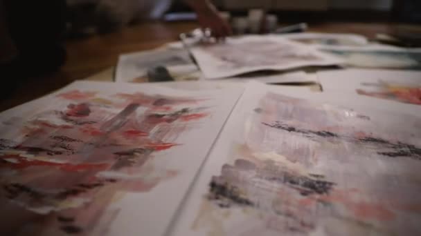 창의력 스튜디오에서 추상적 그림을 배열하는 여성의 모습을 클로즈업으로 것이다 아름다운 — 비디오