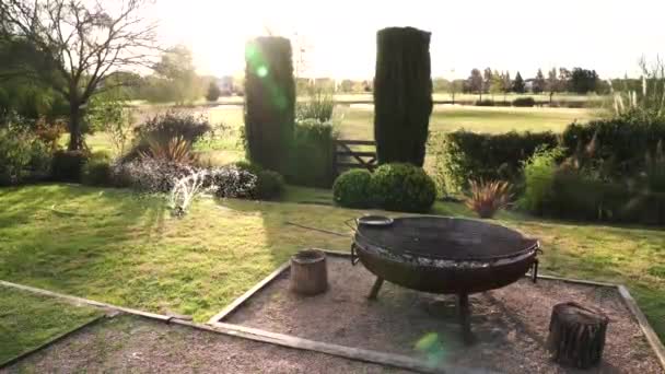 Bahçıvanlık Fıskiye Hortumla Bağlanmış Gün Batımında Bahçeyi Suluyor — Stok video