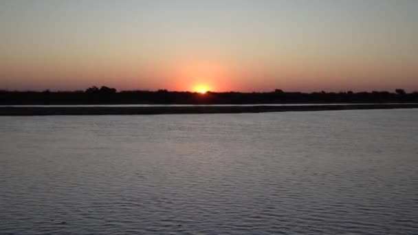 水平線に隠れている川と太陽のパノラマビュー — ストック動画
